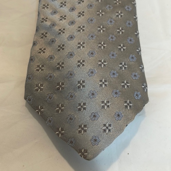 DKNY SILVER AMD BLUE MEN’s tie 60”L x 3.5” W - Picture 1 of 4